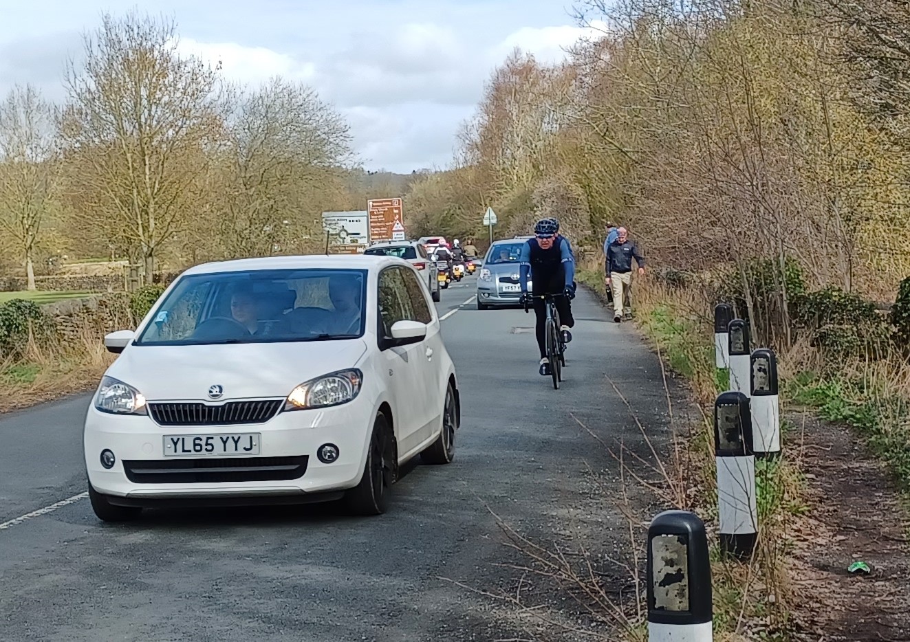 Photo 1 The problem note two Dales Way walkers in traffic Colin S